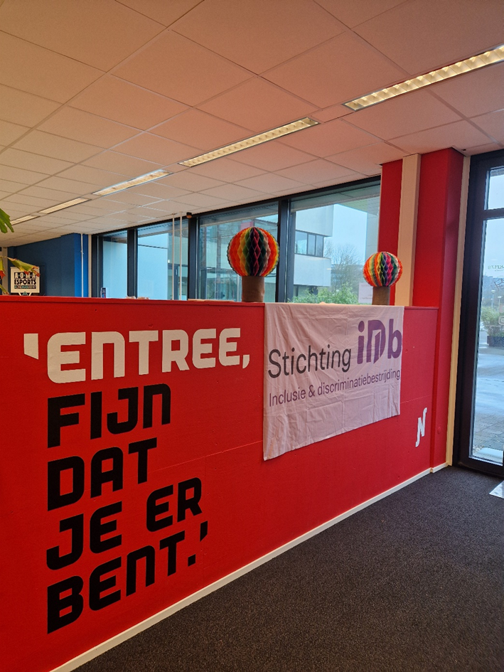 Ingang van het Entree gebouw met Stichting iDb banner